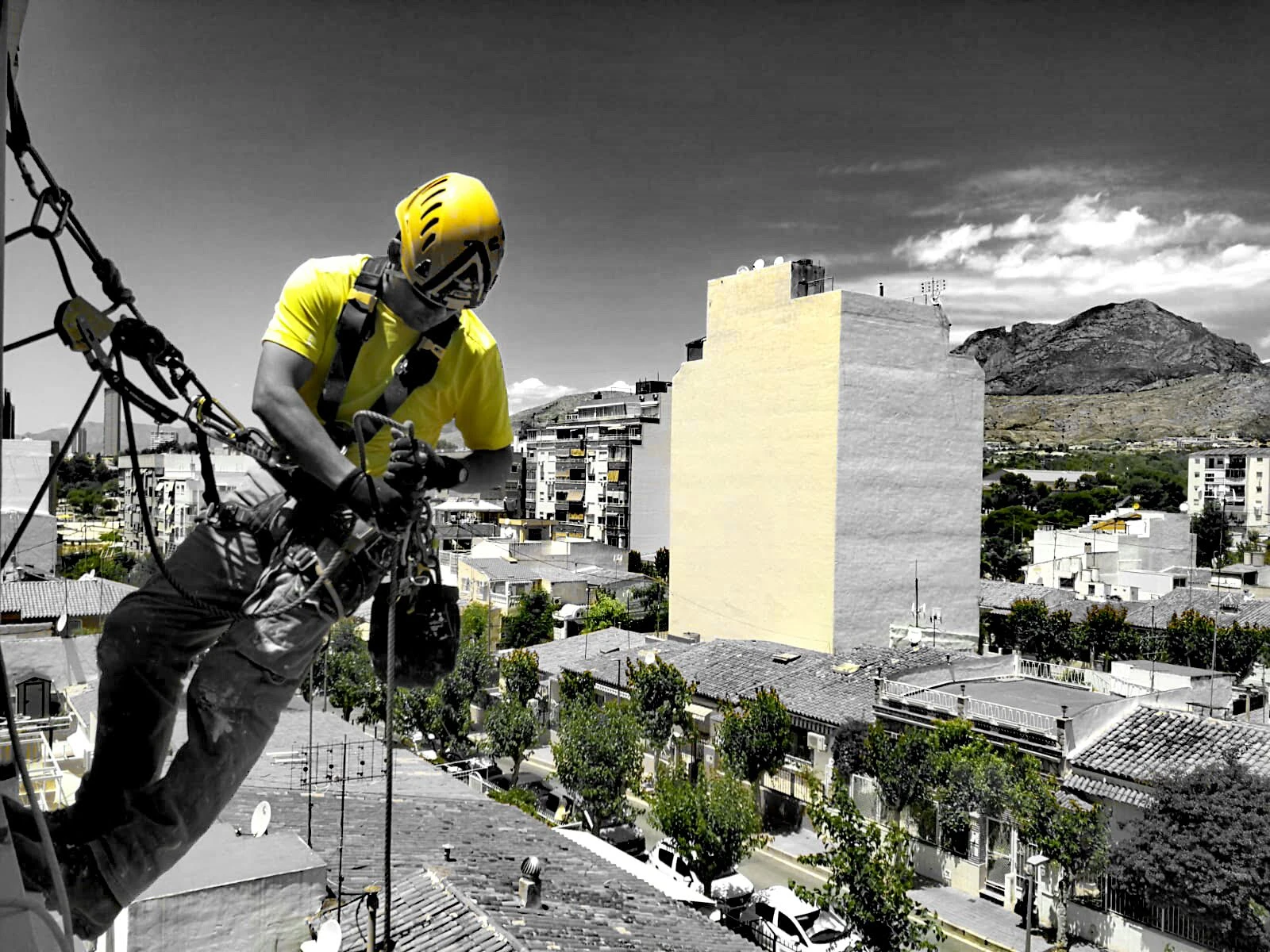 operario trabajos en altura fondo edificio byn